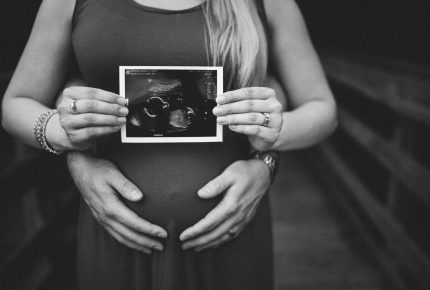 ultrasound-and-baby-bump_t20_QzAYJk